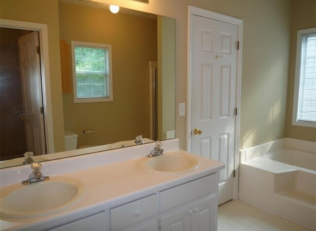 Building Photo - 3020 Oak Meadow Dr