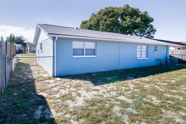 Building Photo - 6443 Lomand Ave