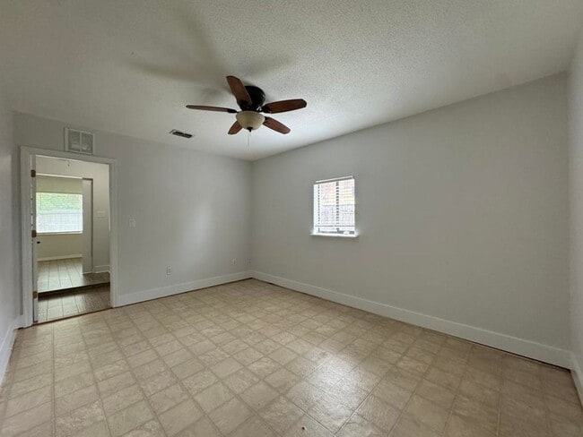 Building Photo - Adorable 3/2 with Bonus Room in Ormond Beach