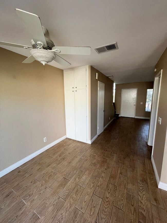 Building Photo - Spacious 3-Bedroom Townhome in Beautiful O...