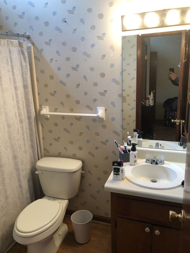 Building Photo - Two-Story 2 bed/2bath townhouse off Park Avenue!