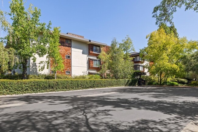 Building Photo - Elegant 2BR Condo with Golf Course Views i...