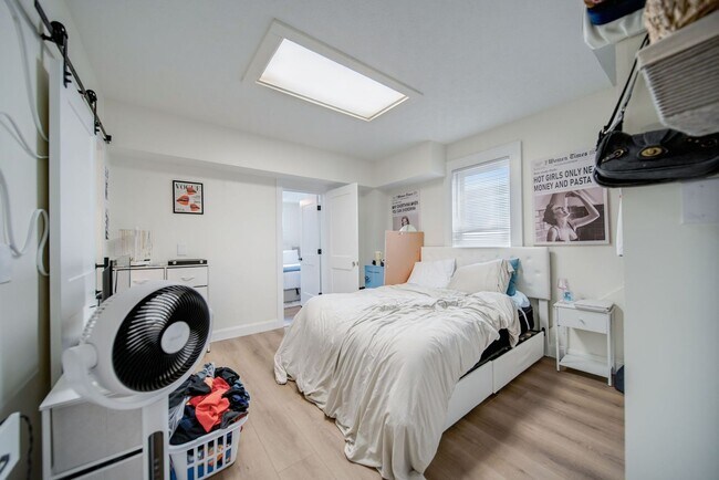 Building Photo - Massive 10 Bedroom Newly Renovated House P...