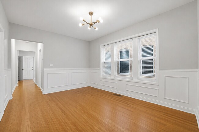 Building Photo - 5039 W Cullom Ave