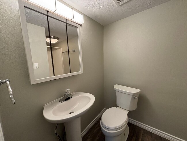 Building Photo - Lovely 2 Bedroom 2 Bath Duplex