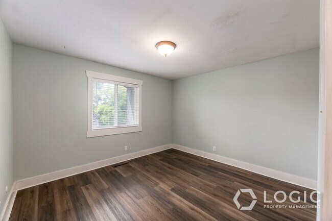 Building Photo - 240 E 400 N