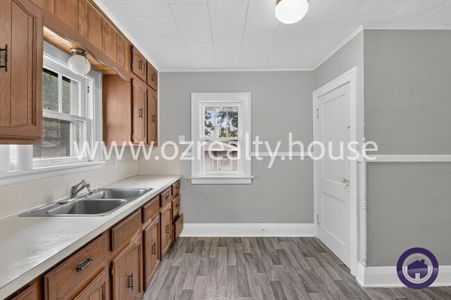 Building Photo - 3644 Leybourn Ave