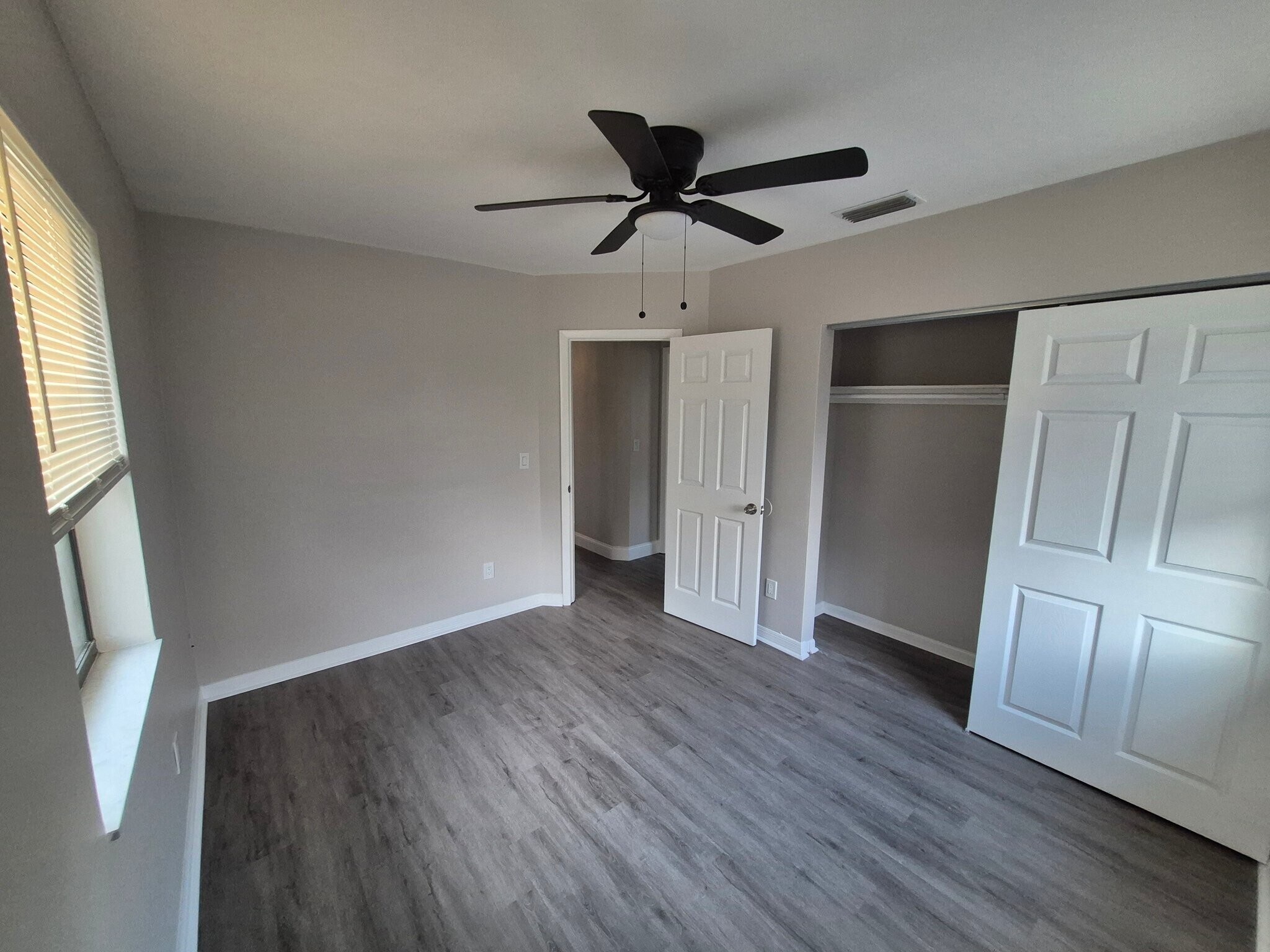 Building Photo - 7071 Holiday Dr