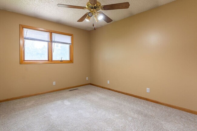 Building Photo - 6012 Fleetwood Dr