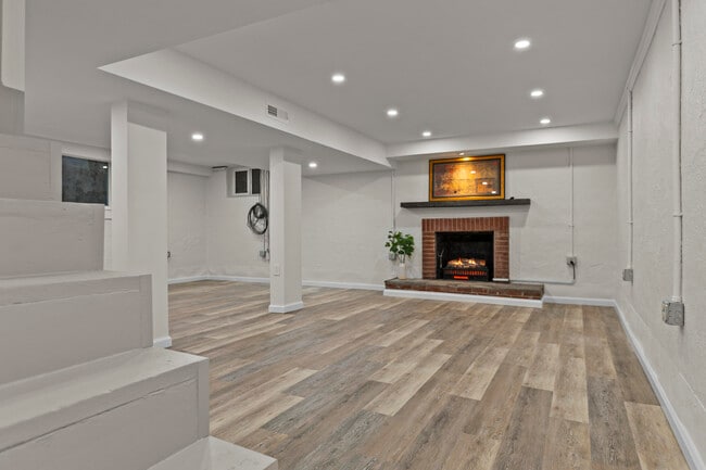 Building Photo - 549 Claymont Dr