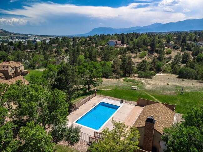 Building Photo - Stunning Townhome with Mountain Views in R...