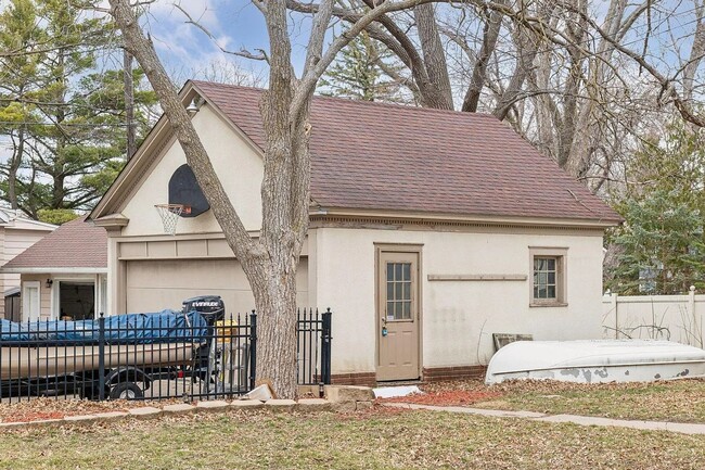 Building Photo - 4+ Bedroom 2 Bath Colonial House