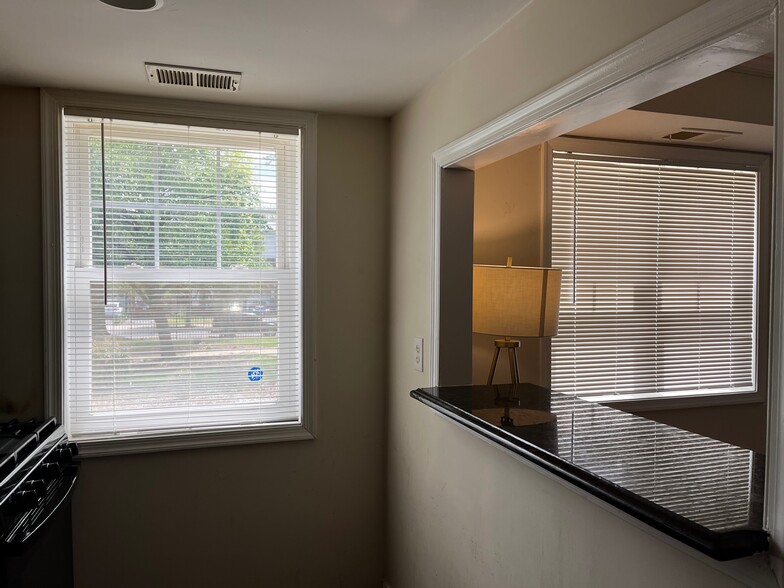 Kitchen Bar - 912 Barnaby St SE