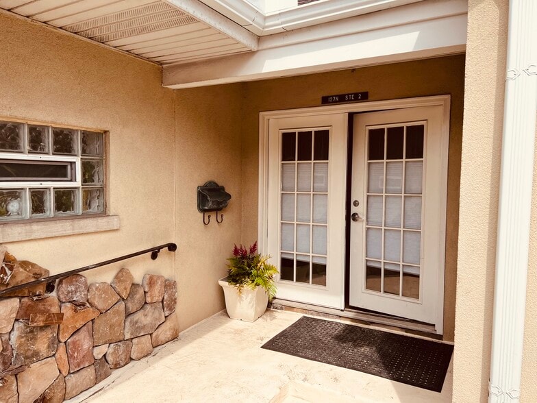 Building Photo - 127 N Northwest Hwy