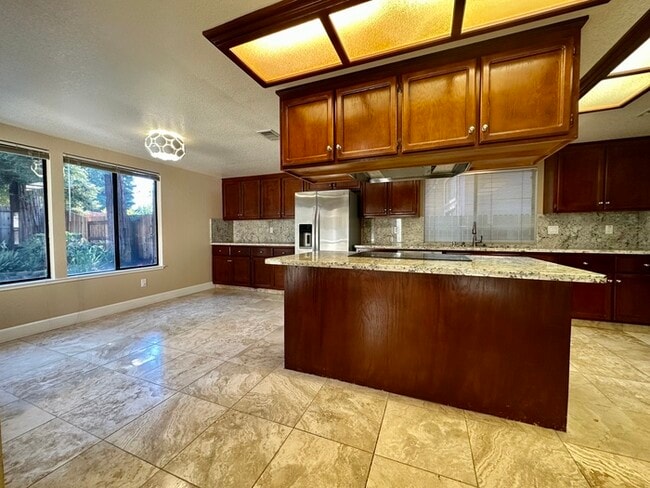 Building Photo - Beautiful 4 Bedroom Single Story For Rent in Gold River!