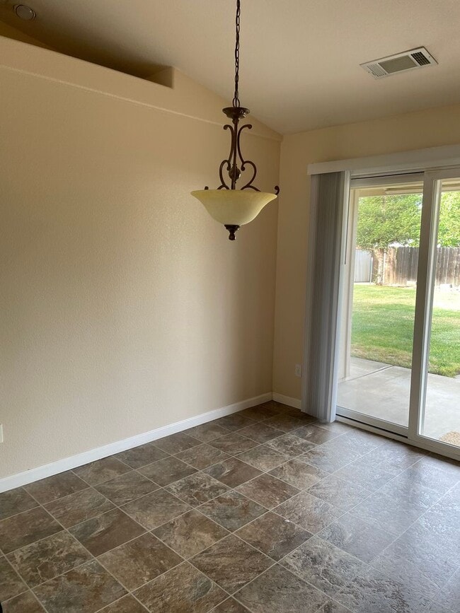 Building Photo - 4 BED 2 BATH LOCATED IN THE RAVENWOOD SUBDIVISION