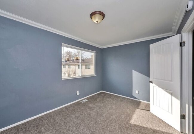 Building Photo - Awesome Rose Park Thouse in quiet community!