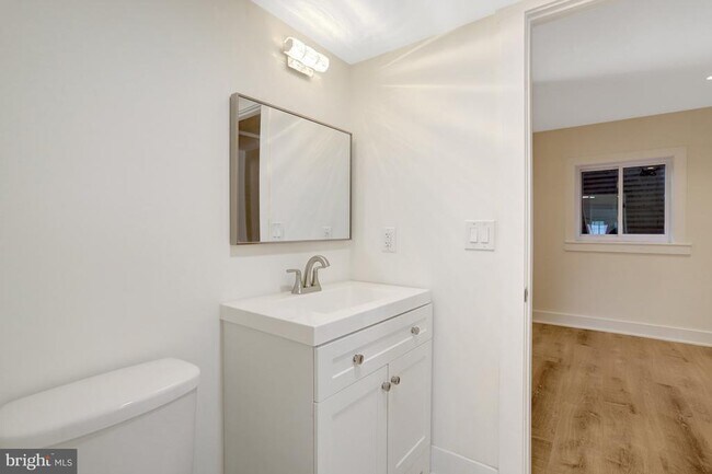 Building Photo - 6120 Beachway Dr