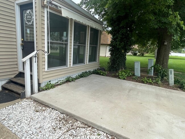 Building Photo - 1450 Woodland Dr
