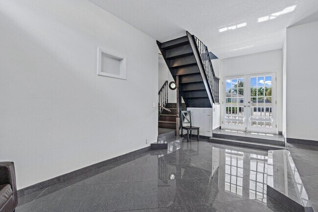 Building Photo - 301 Central Dr