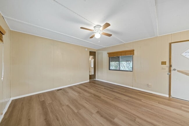 Building Photo - 2 Bedroom/1 Bathroom Home in the Green Valley Estates Subdivision!