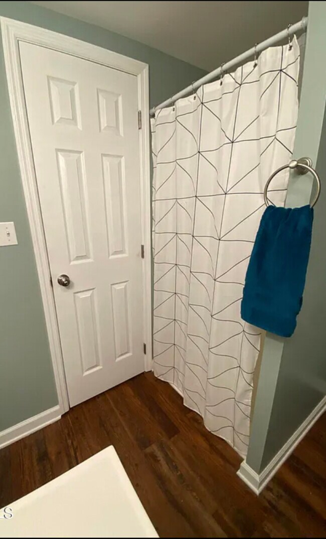 Building Photo - 512 Meadow St