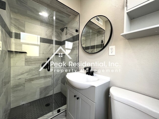 Building Photo - Beautifully Updated 3bd/2ba Home with 2 Car Garage!