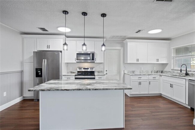 Building Photo - 29737 Seacol St