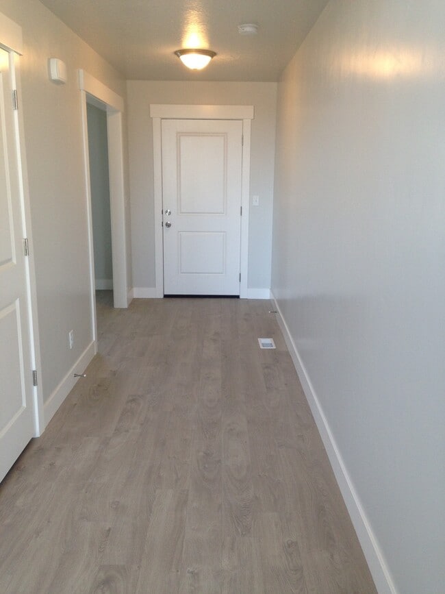 Building Photo - Beautiful Modern Home in Lehi w attached 2 car garage!