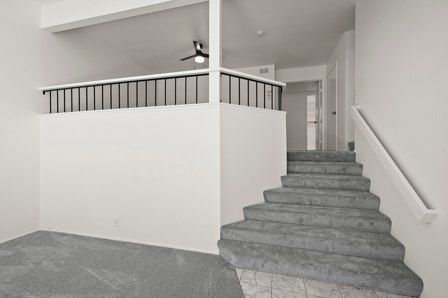 Building Photo - 3216 Caminito Eastbluff