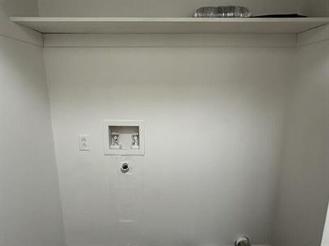 Building Photo - 220 Garden Cir