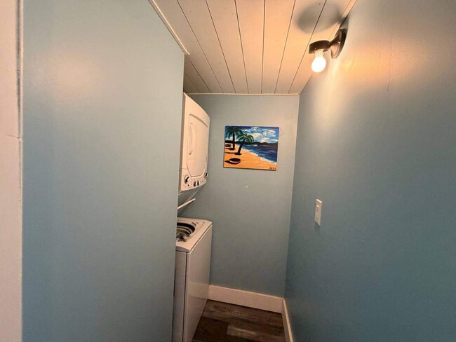 Building Photo - 8743 Thomas Dr