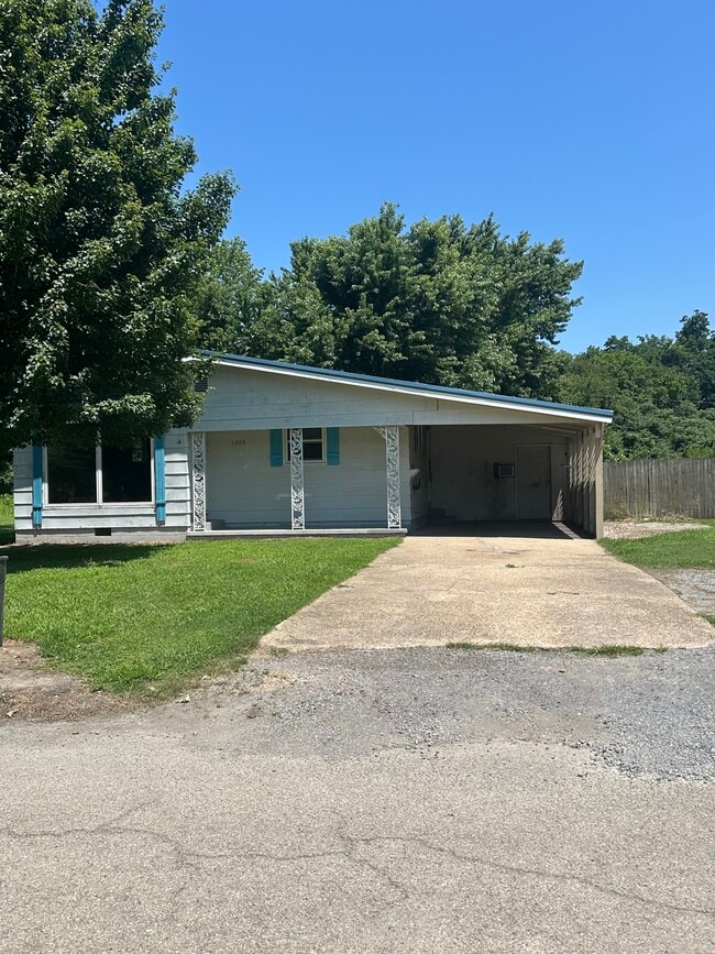 Building Photo - 1205 Ray St