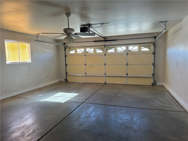 Building Photo - 2100 E Crystal Dr