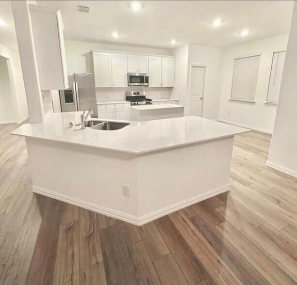 Building Photo - 1000 Chip St