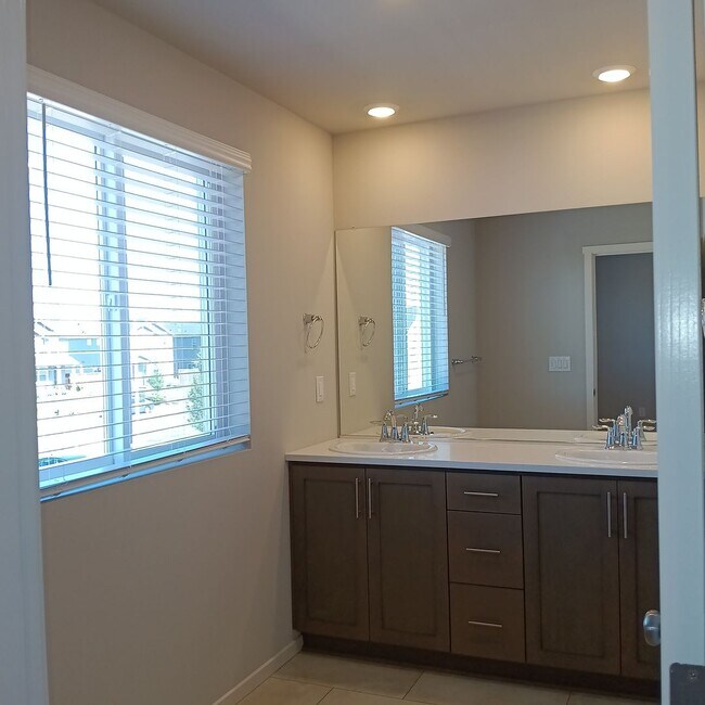 Building Photo - Beautiful Modern Home in Woodburn is Ready For You!!