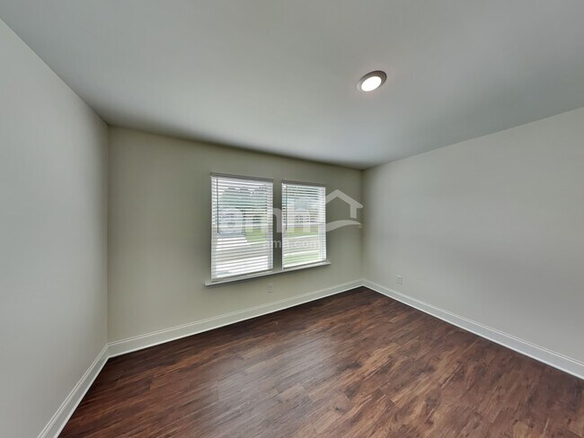 Building Photo - 3841 Chivalry Dr