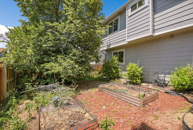 Building Photo - $3,050.00, 4 bed, 3 bath, located in Auror...