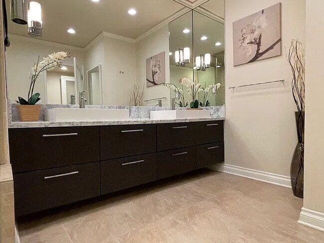 Building Photo - 5354 Lindley Ave