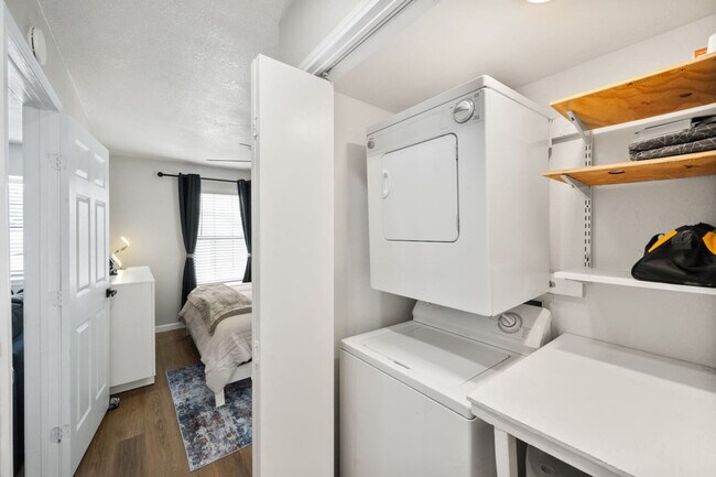 Building Photo - 1700 Crestpoint Dr