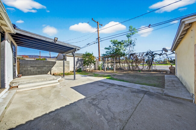 Building Photo - 1667 Valencia Ave