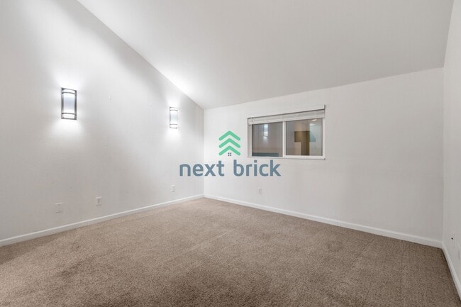 Building Photo - 2 BED & 1.75 BATH FOR RENT