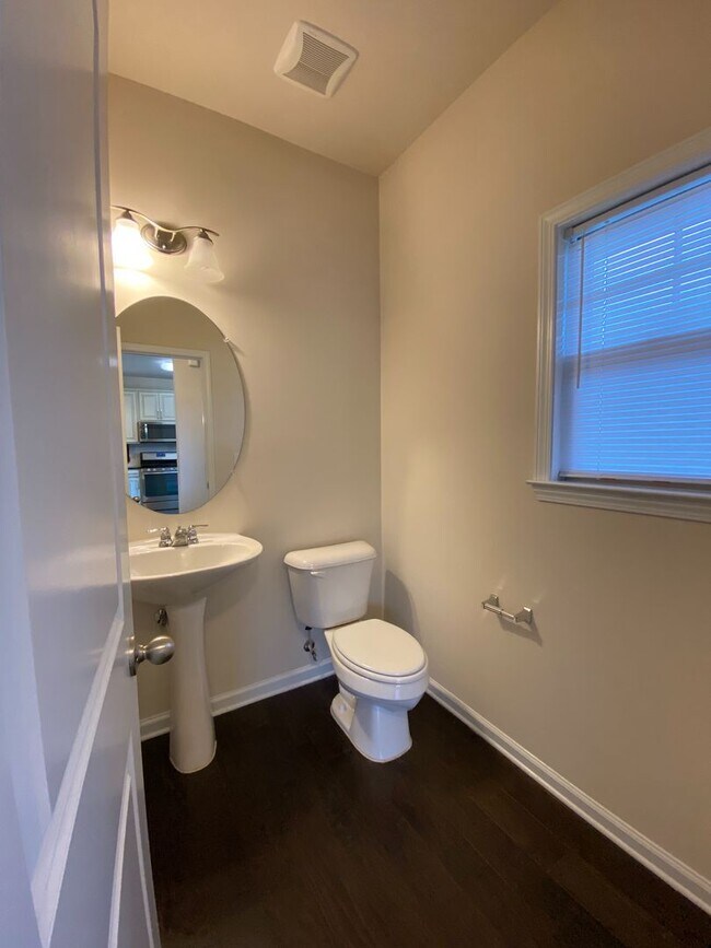 Building Photo - Beautiful 3 bed, 2.5 bath end unit townhome close to Duke!