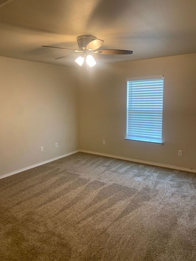 Building Photo - Available NOW! 3 Bedroom 2 bath 2 car garage in Fox Ridge!