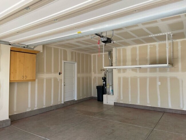 Building Photo - 4 Bedroom Condo With a Community Pool and ...