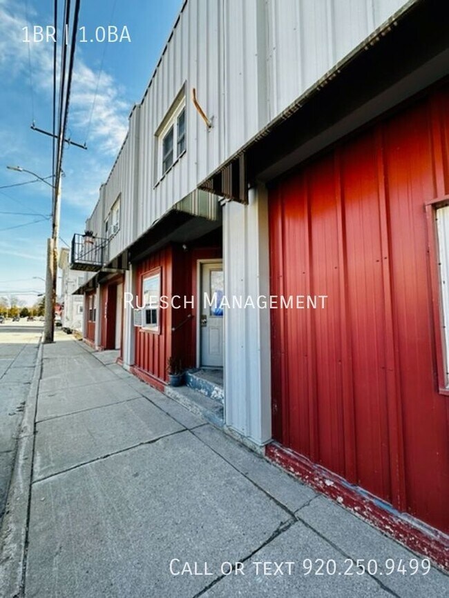 Building Photo - Recently Renovated 1 Bedroom 1 Bath Upper ...
