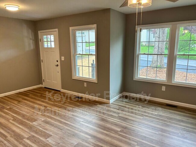 Building Photo - 905 Gardner St