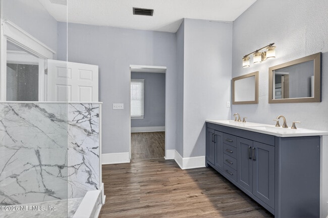 Building Photo - 310 W 10th St