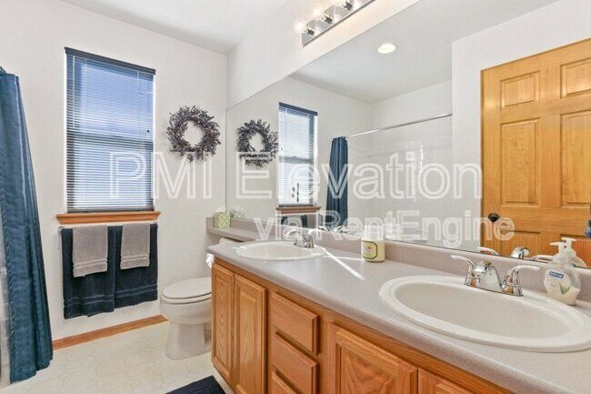 Building Photo - 829 W Sparrow Hawk Dr