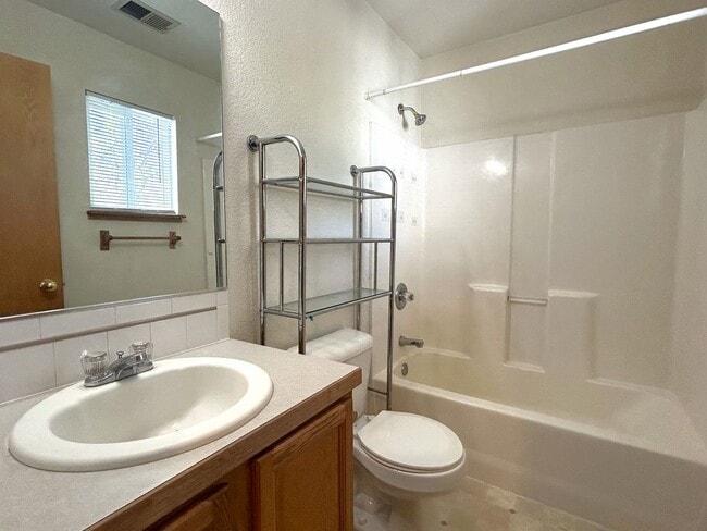 Building Photo - Spacious 2 Bedroom Greeley Condo - Available Now!